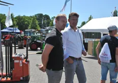 Martijn Vogelaar van Fruvo in gesprek met Olav Vernooij van Agricom.